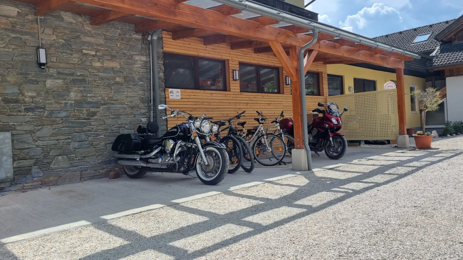 Der überdachte Stellplatz für Motorräder und Fahrräder vor dem Gästehaus