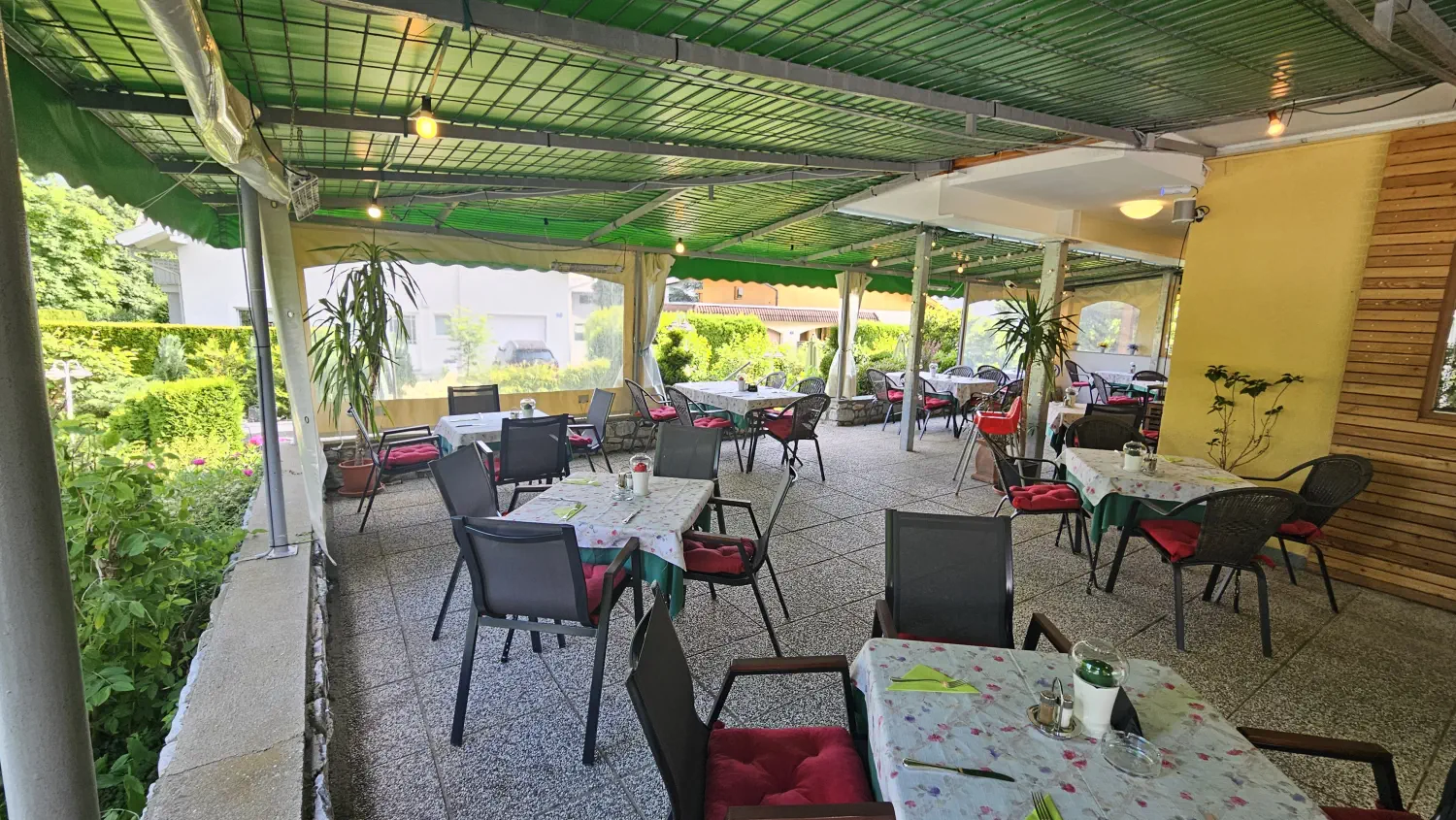 Die große überdachte Terrasse