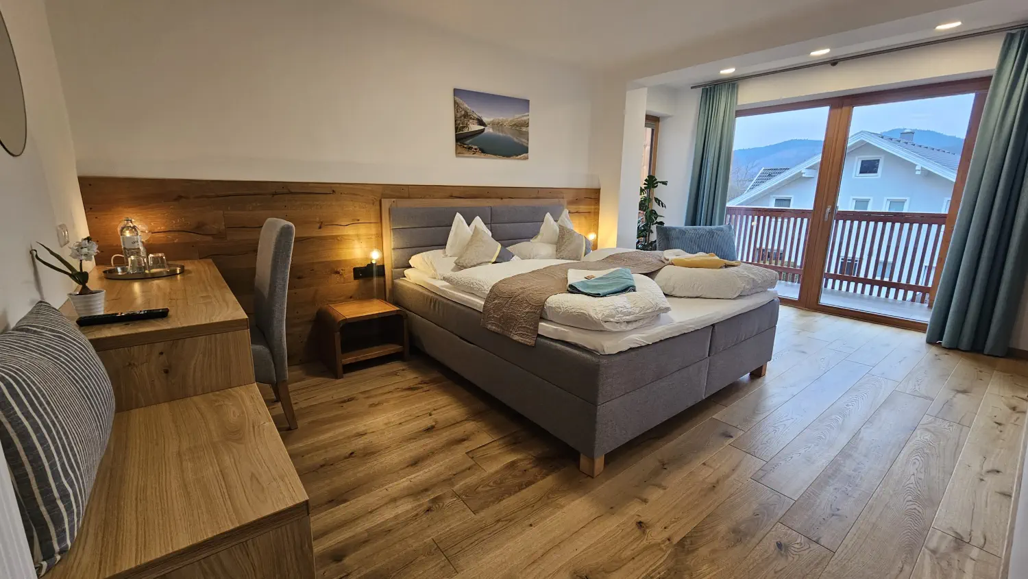 Modernes, neu renoviertes Schlafzimmer mit Boxspringbett.