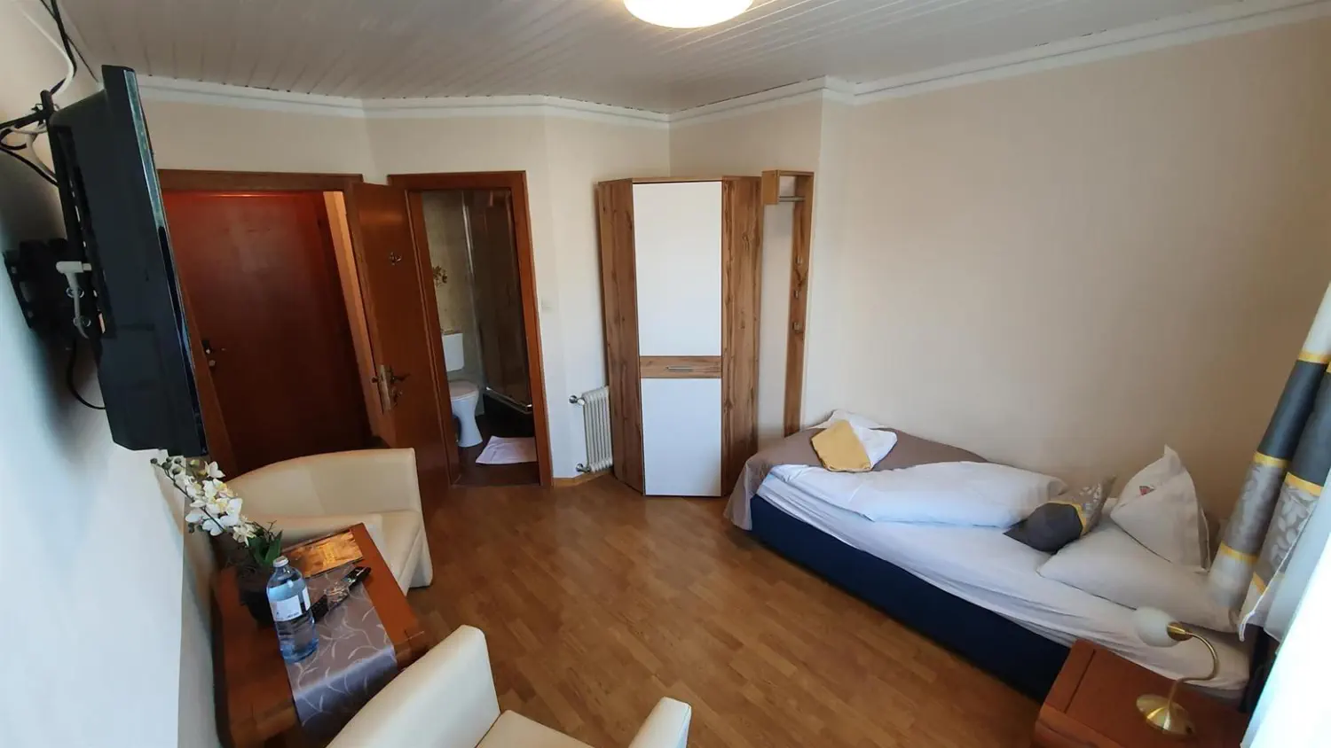 Das Einzelzimmer mit Einzelbett und Sitzecke im Gästehaus Bärwald