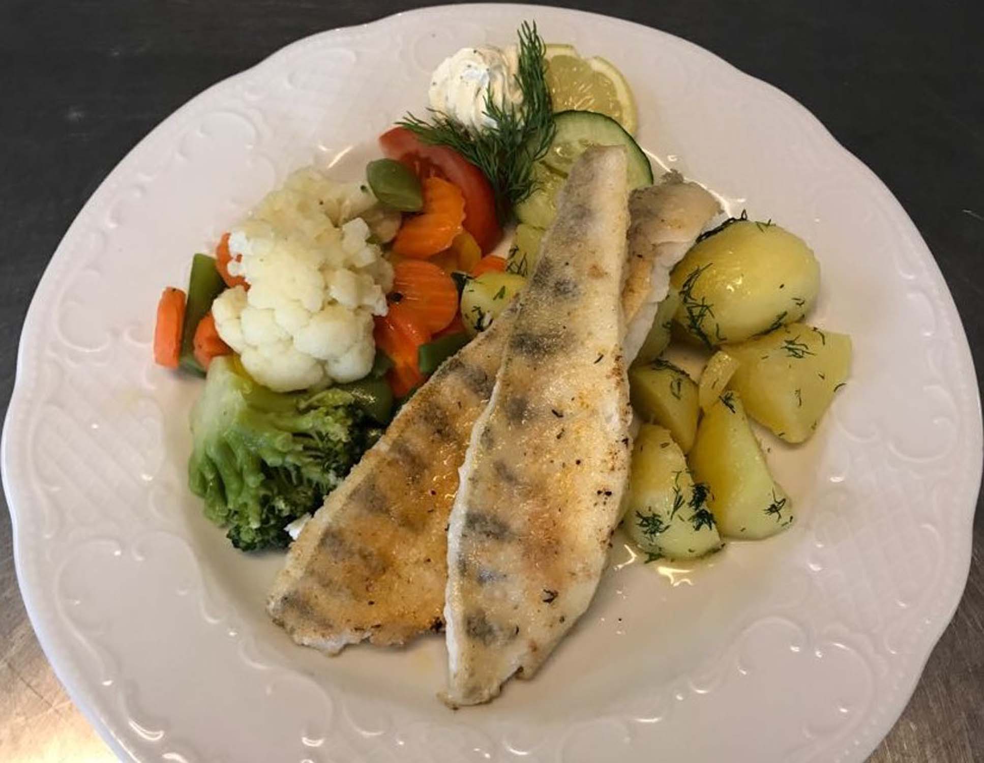 Fischgericht mit Kartoffeln und Gemüse