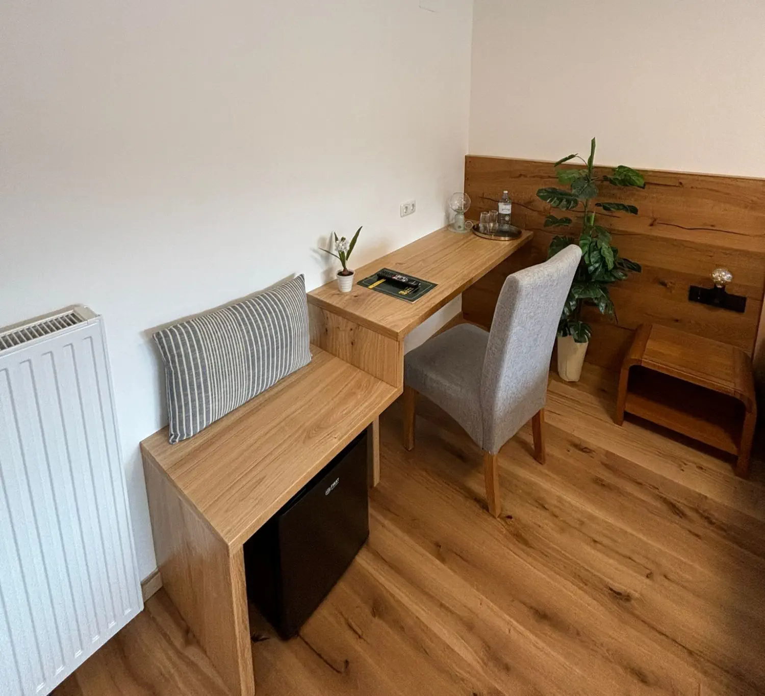 Gemütliche Arbeitsecke mit Schreibtisch im Doppelzimmer