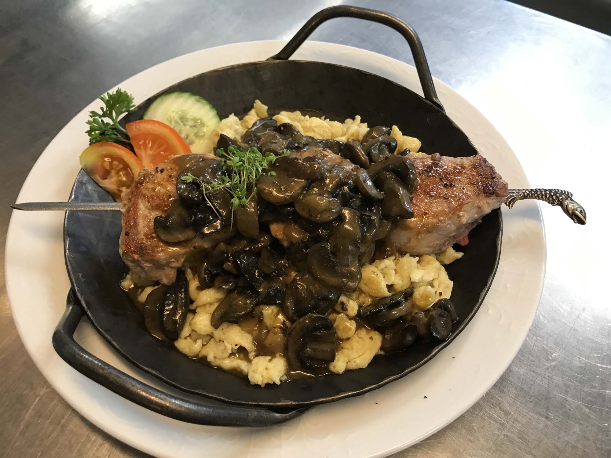 Fleischgericht mit Spätzle und Champignons