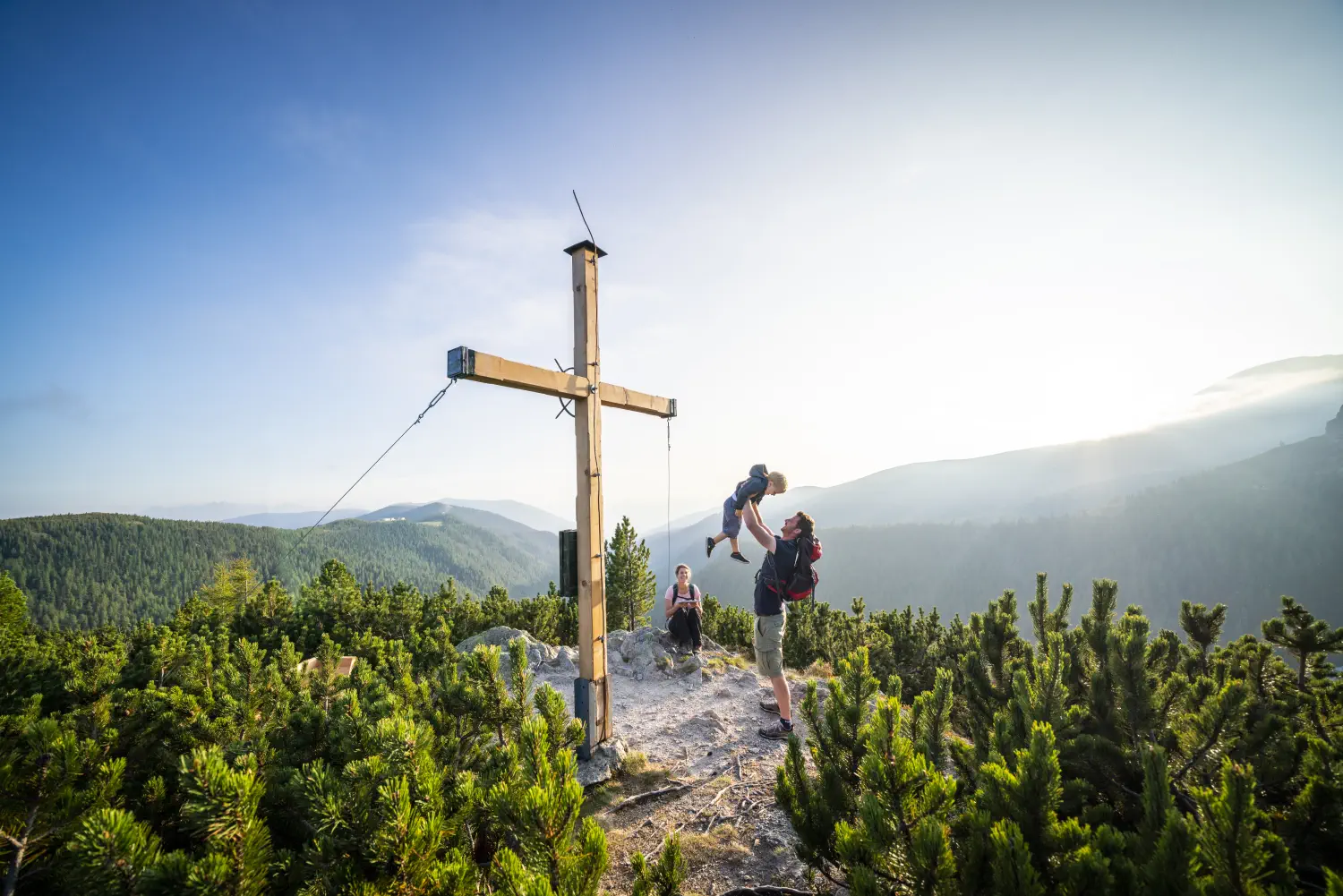 Eine Familie hat bei ihrer Wanderung ihren ersten Gipfel erreicht